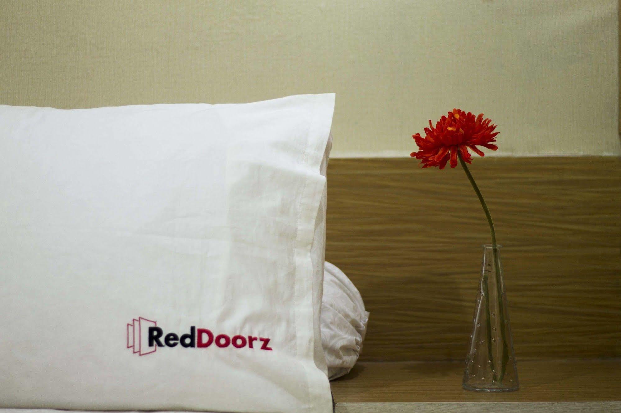 מלון בנדונג Reddoorz @ Setrasari מראה חיצוני תמונה